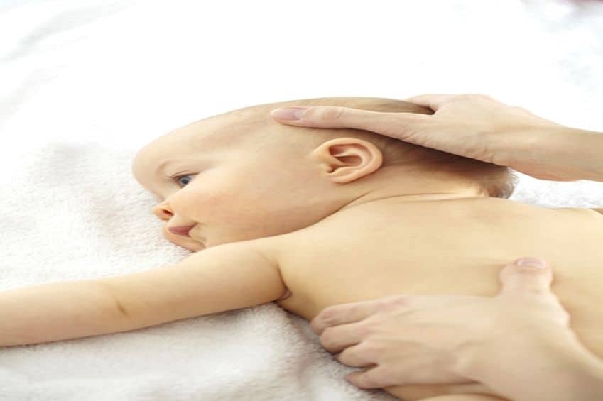 Sanfte Behandlung von Babys und Säuglingen Marc Hehemann bei einer Behandlung in der Osteopathie mit Babys in Osnabrück